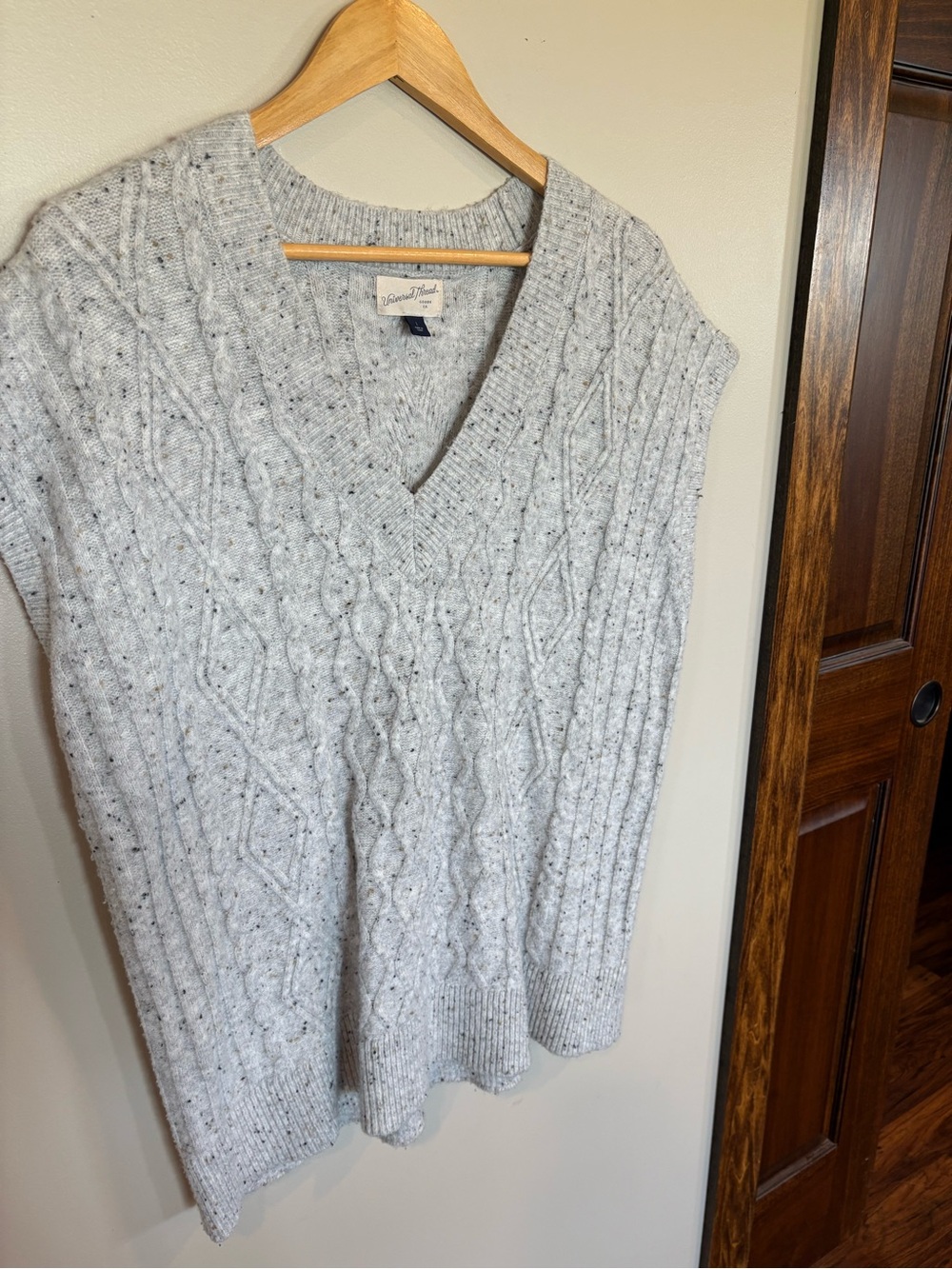 Universal Thread Light Gray Cable Knit V‑Neck Sweater Vest